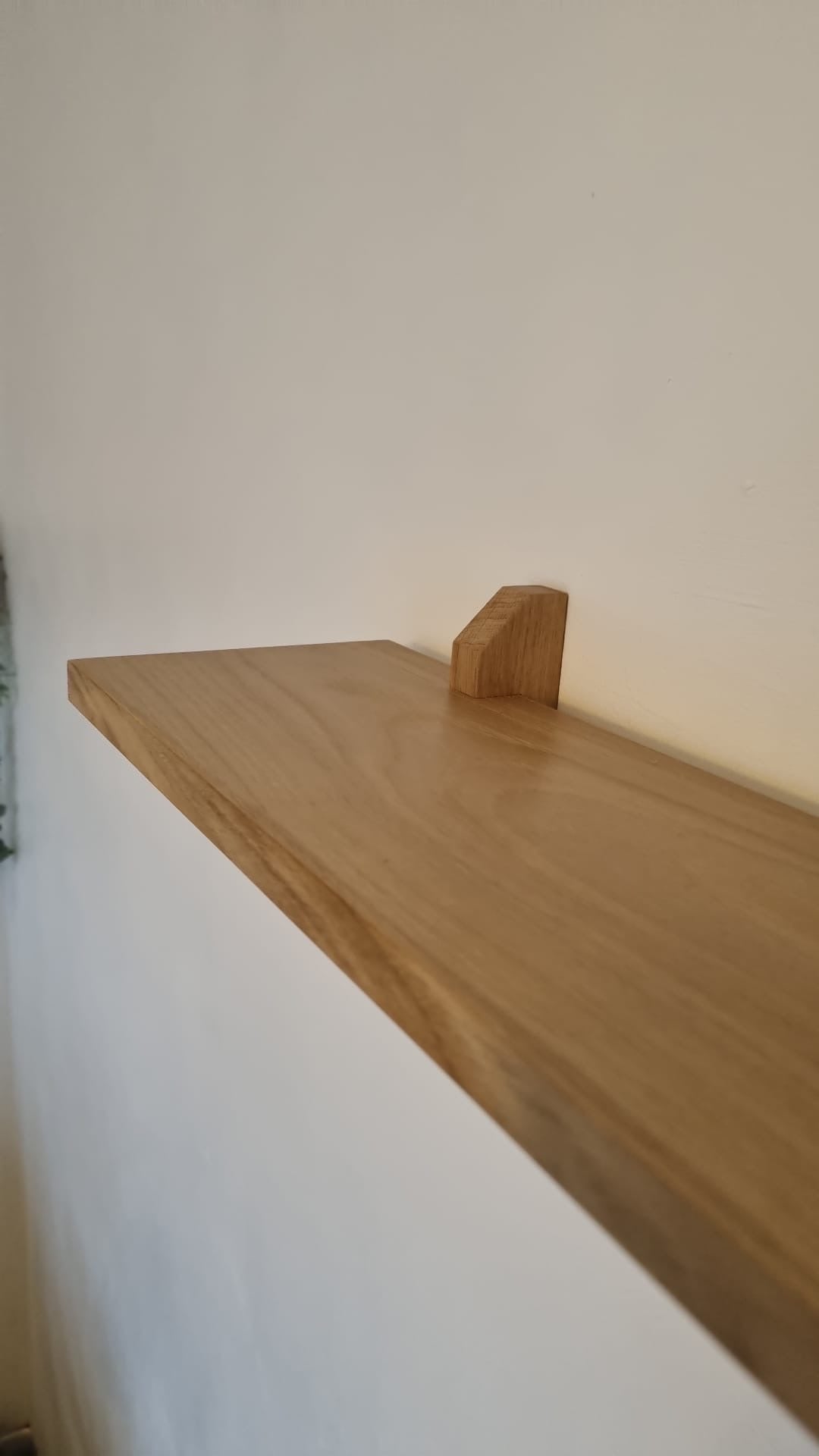 Oak Veneer Shelf with Solid Oak Brackets – Apex Bespoke Carpentry